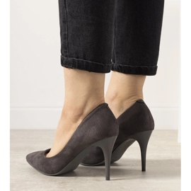 Harmaat pumput Elianan matalalla kantapäällä 1