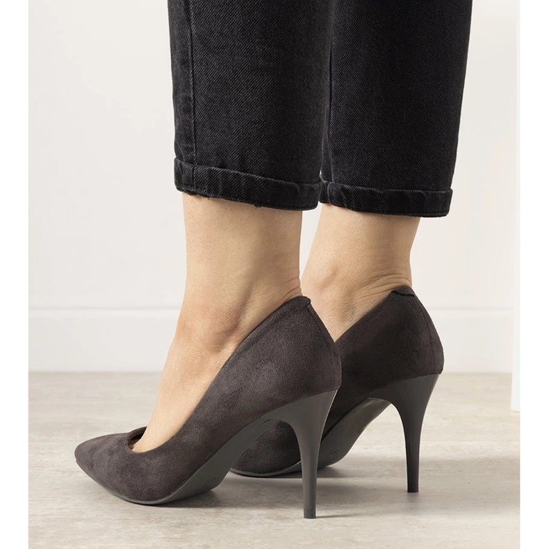 Harmaat pumput Elianan matalalla kantapäällä 1