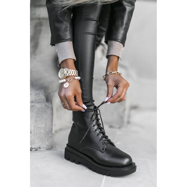 Mustat Katanan työntekijät 1