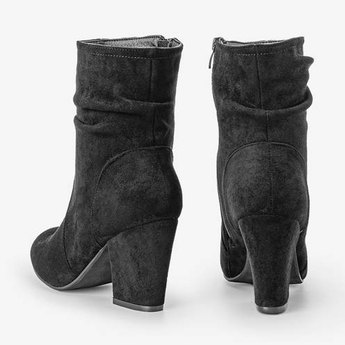 Mustat nilkkurit Lines -postissa 1