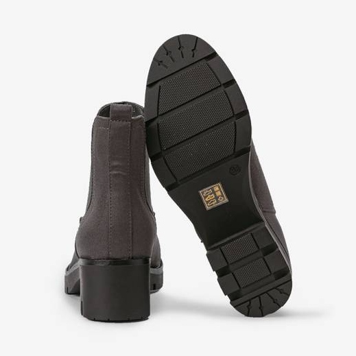 Harmaat saappaat syksyn postauksessa 2