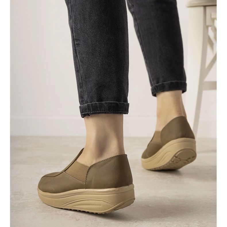 Ruskeat kengät korkealla pohjalla Spikelta 1