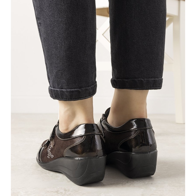 Ruskea möykkää Tiffyn matalalla kiilamaisella kantapäällä 1