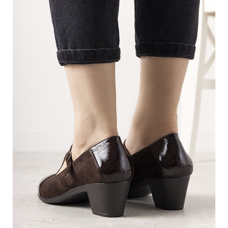 Ruskeat pumput pylväässä, jossa on lakattu jälkiruoka varvas 1