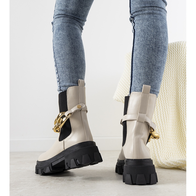 Beige saappaat Attention -ketjulla 1