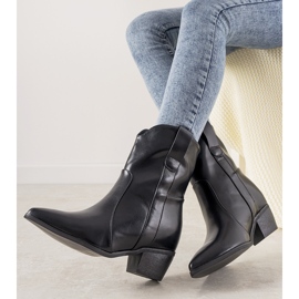 Mustat cowboy -saappaat Perlage -postissa 1