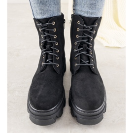 Mustat saappaat korkealla Rudes -pohjalla 1