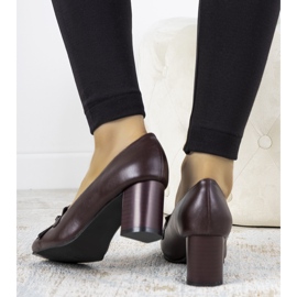 Maroon pumppaa pylvääseen, joka on valmistettu Alicen ekonahasta punainen 1