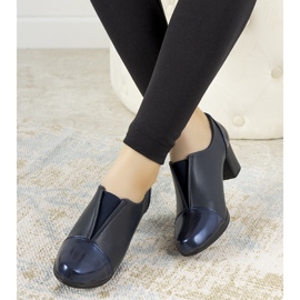 Tummansiniset kengät Villarealin postauksessa sininen 2