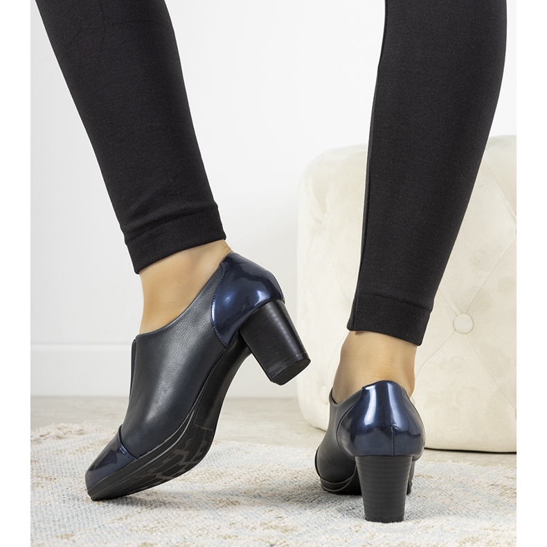 Tummansiniset kengät Villarealin postauksessa sininen 1