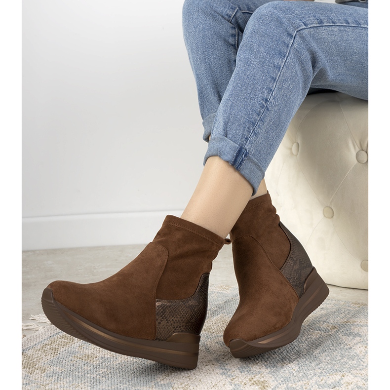 Ruskeat lenkkarit, joissa Garibay -käärmeen sisäosa 1