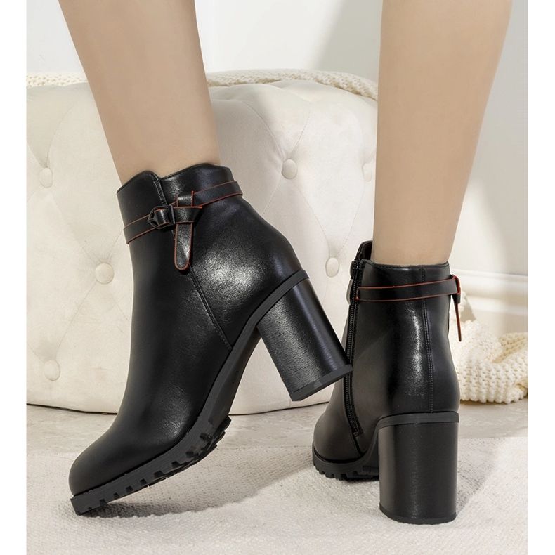 Mustat eristetyt saappaat Murray-tolppassa 1