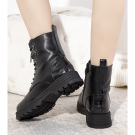 Mustat eristetyt saappaat korkeassa Dora-pohjassa 1