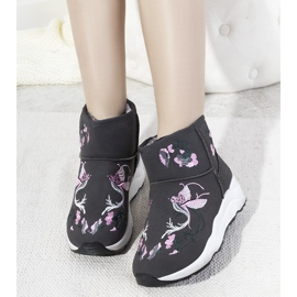 BM Harmaat lumisaappaat, joissa Jamil-kirjonta 1