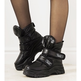 Mustat lumisaappaat, joissa tarranauhakiinnitys 1