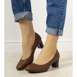 Ruskeat pumput pylväässä 1