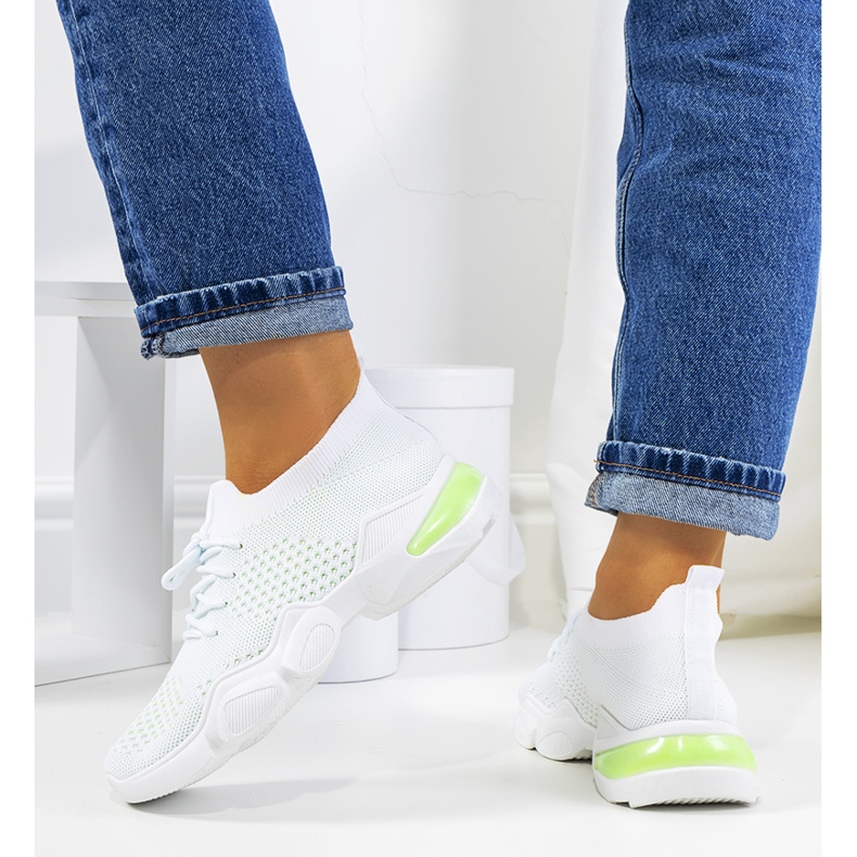 Valkoiset ja vihreät urheilulenkkarit valkoinen 1