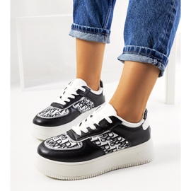 Mustat lenkkarit Worden-alustalla valkoinen 1