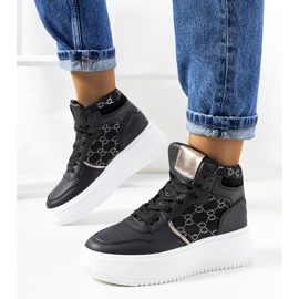 Mustat tennarit Dennis-alustalla 1