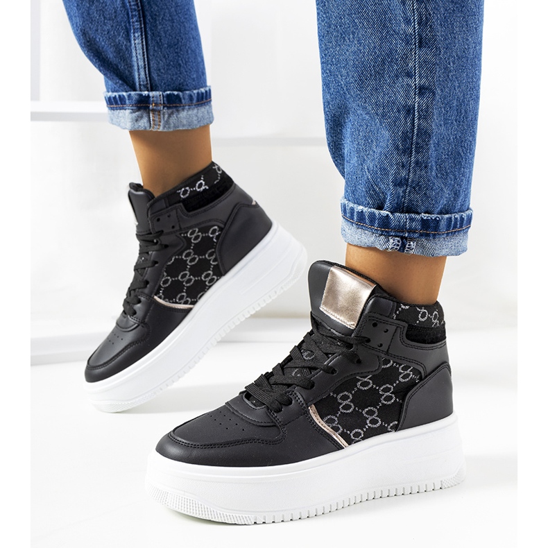 Mustat tennarit Dennis-alustalla 1