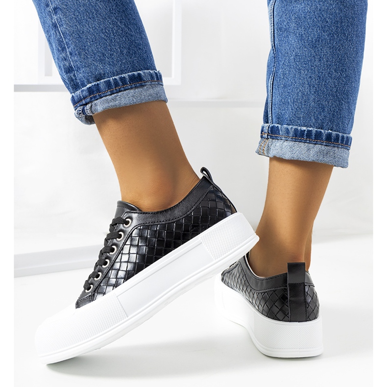 Mustat tennarit paksussa Luther-pohjassa 1