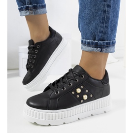 Mustat tennarit Ileana-alustalla 1