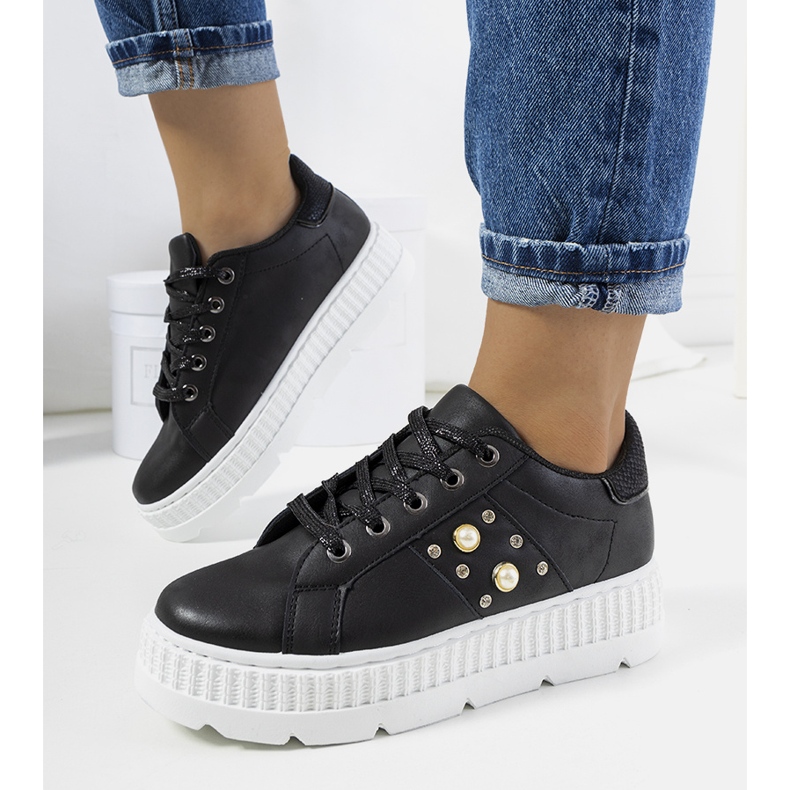 Mustat tennarit Ileana-alustalla 1