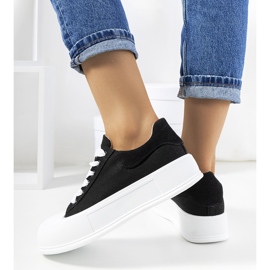 Mustat tennarit Venancia-alustalla 1