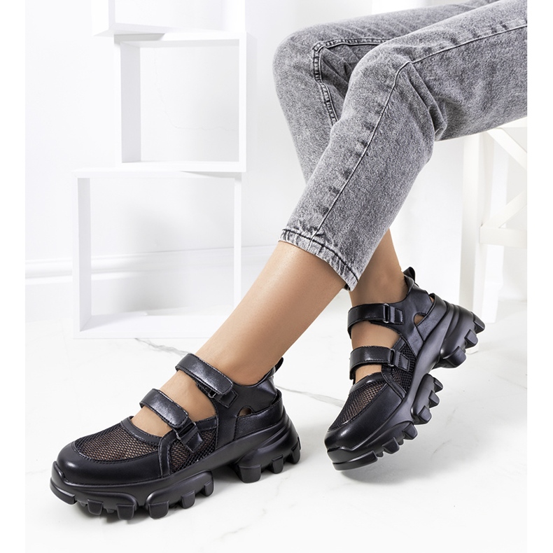 Djursin mustat lenkkarit traktoripohjalla 1