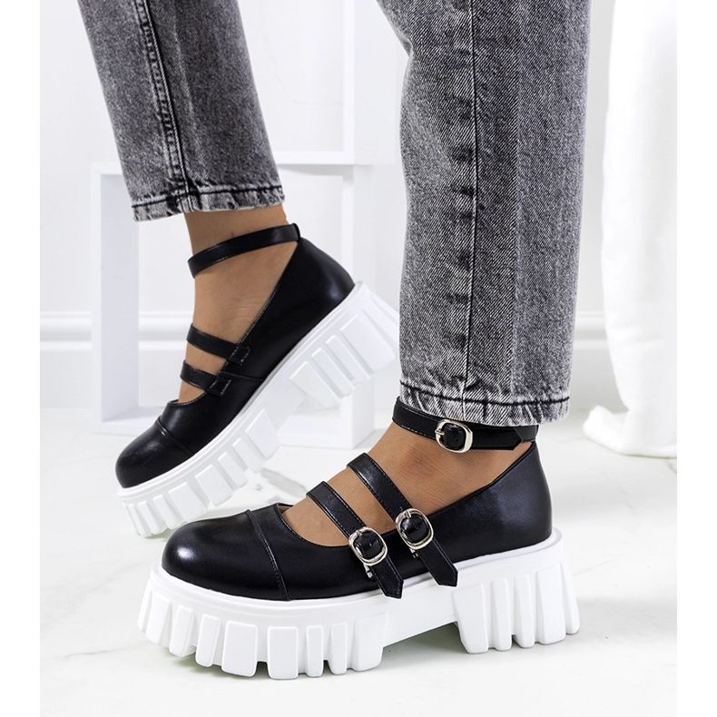 Jonell mustat kengät traktorin pohjassa 1