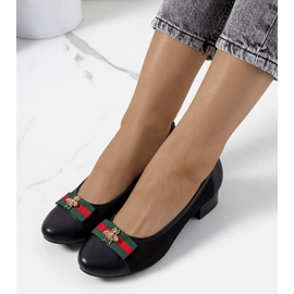 Mustat harjakattoiset Seema-pumput 1