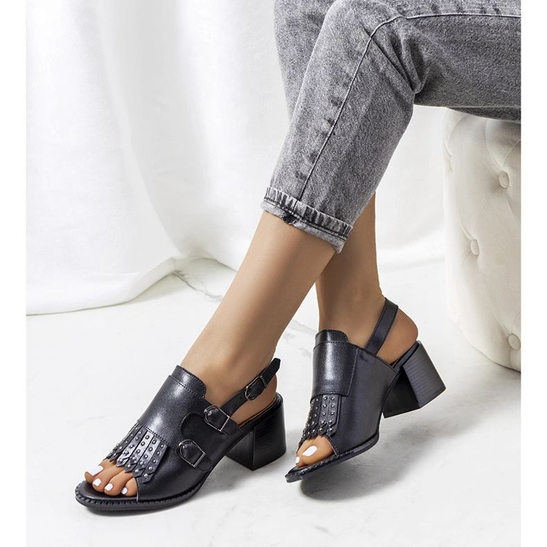 Mustat nahkasandaalit Zand-varrella 1