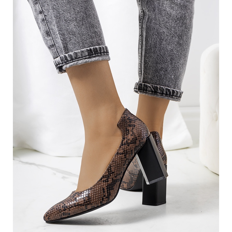 Ruskeat pumput Ajlan postissa 1