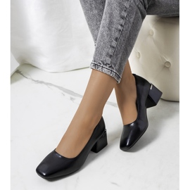 Mustat pumput Hanae-postissa 1