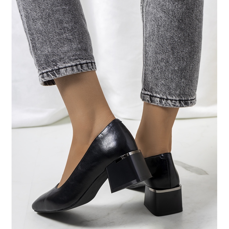 Mustat pumput Hanae-postissa 2