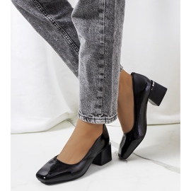 Mustat lakkapumput Peet-pylväässä 1