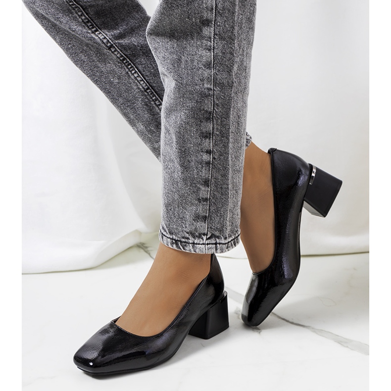 Mustat lakkapumput Peet-pylväässä 1