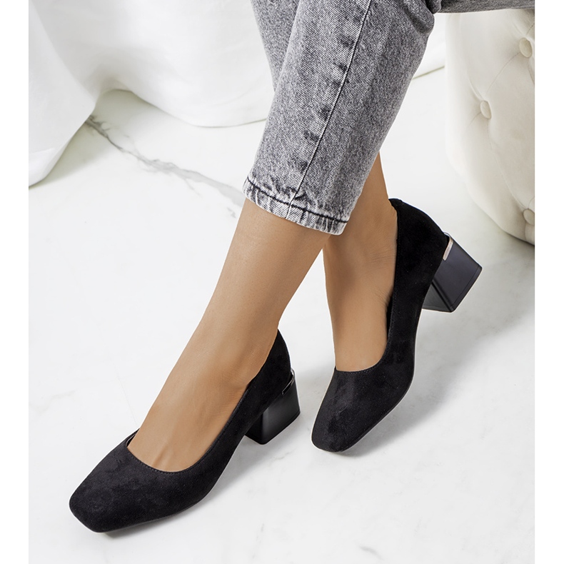 Mustat pumput Bloor-pylväässä 1