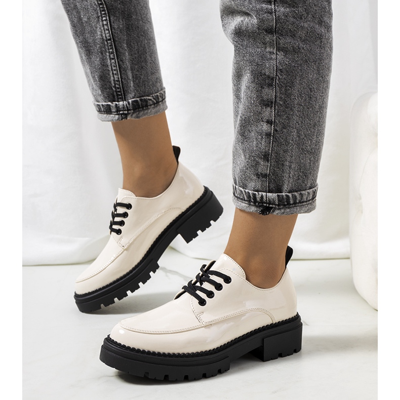 Beige brogues Noralie-traktorin pohjalla 1