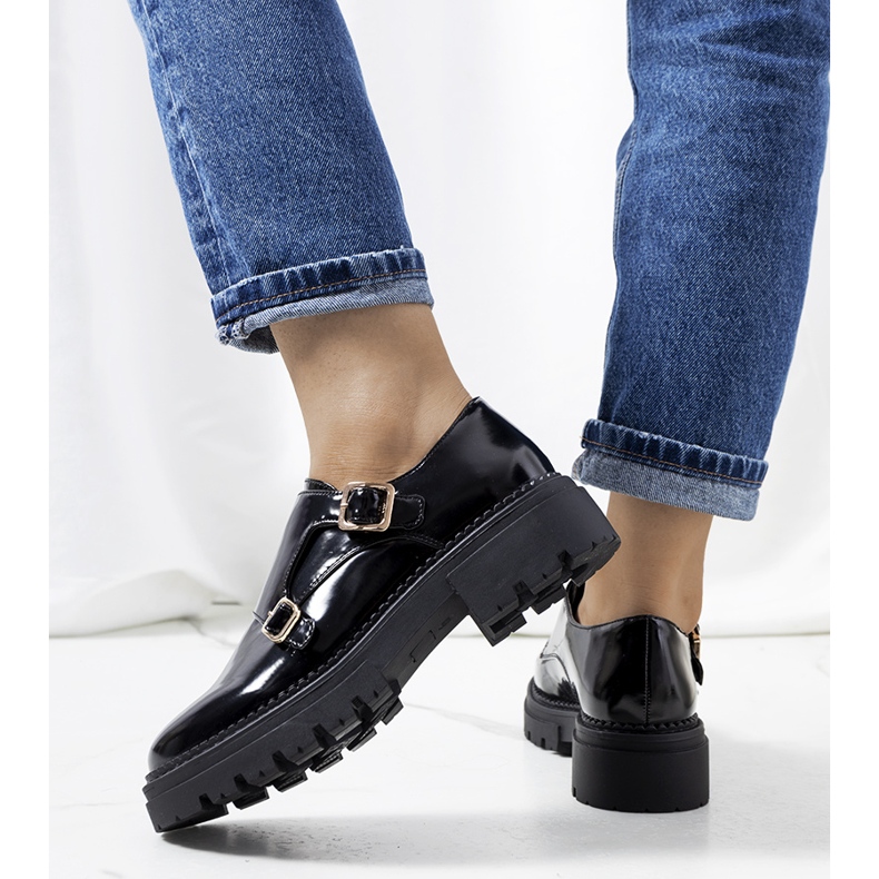 Mustaksi lakatut Valks kengät 1