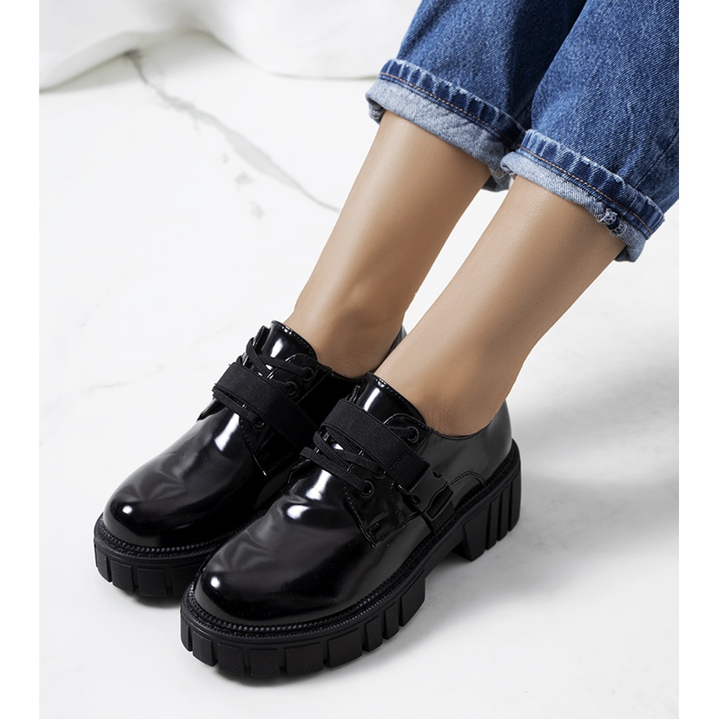 Vellem mustat kengät traktorin pohjassa 1