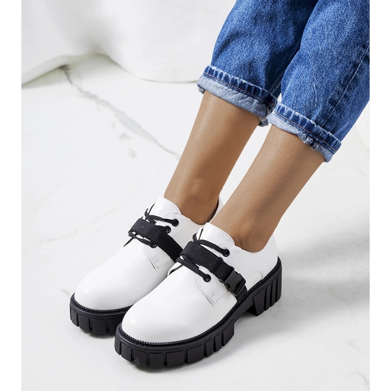 Valkoiset kengät traktorin pohjassa Marike valkoinen 1