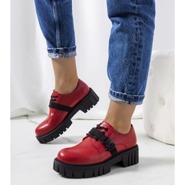 Punaiset kengät traktorin pohjassa Marike punainen 1