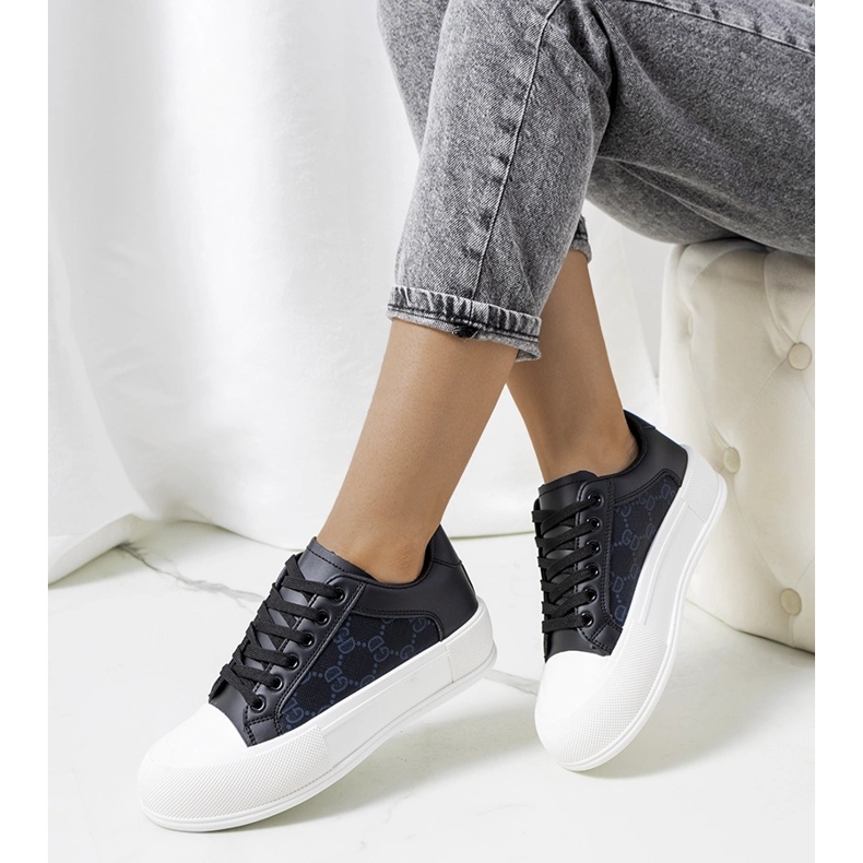 Mustat tennarit Birkett-alustalla 1