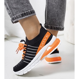 Mustat urheilulenkkarit Nenalta 1