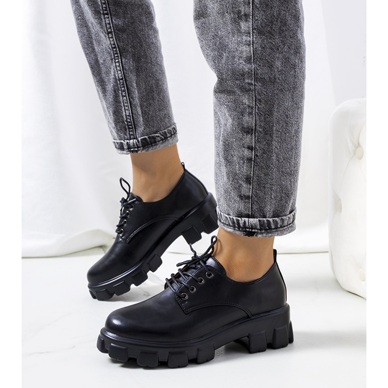 Mustat kengät Chedi traktorin pohjassa 1