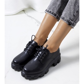 Mustat kengät Chedi traktorin pohjassa 2