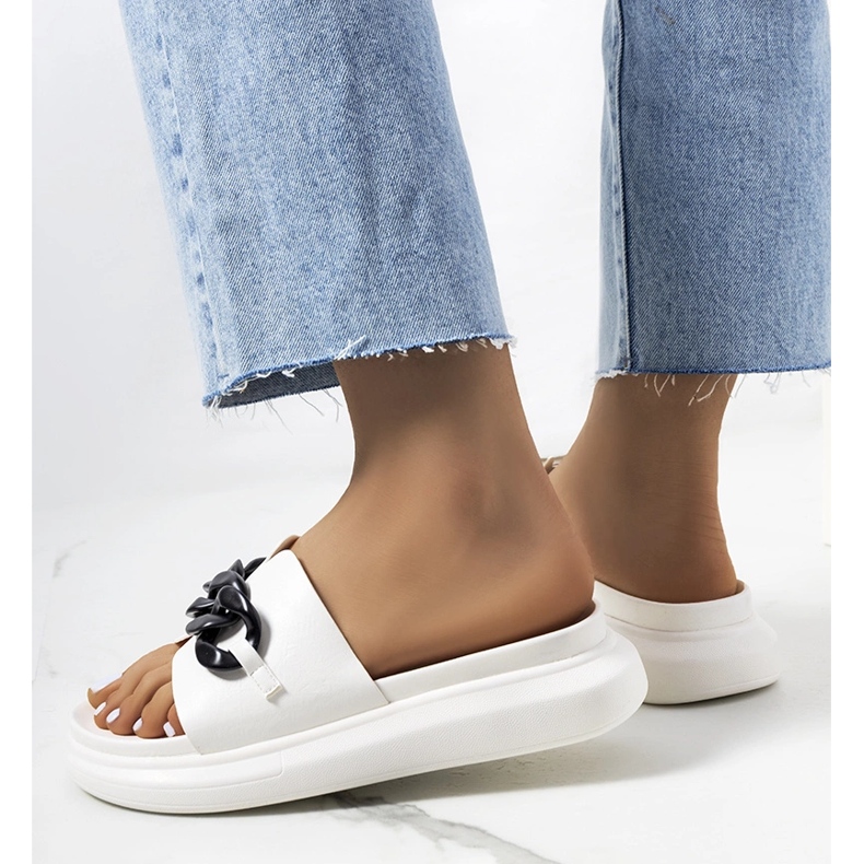 Valkoiset tossut Levy-ketjulla valkoinen 1