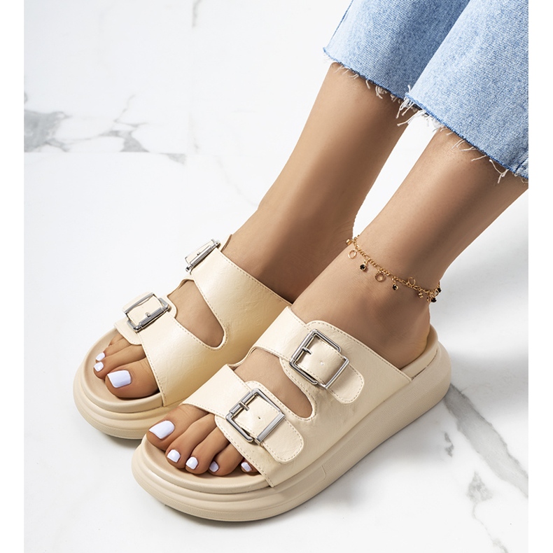 Beiget tossut Ageston-soljeilla 1