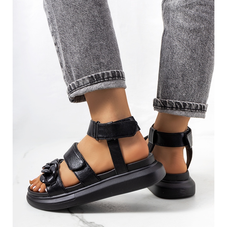 Mustat sandaalit Zepps-alustalla 1